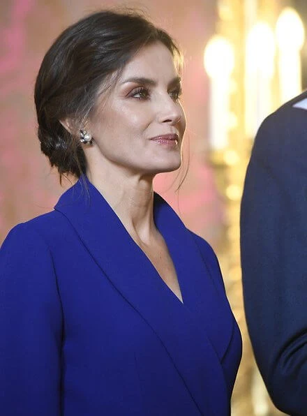 Queen Letizia wears the sapphire and diamond earrings of María de las Mercedes, Bvlgari. Queen wore a carli navy blue long dress by LoLa Li