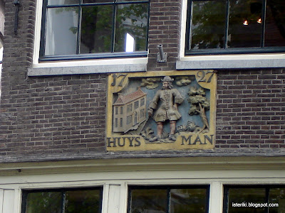Табличка на доме в Амстердаме 1727 HUYS MAN
