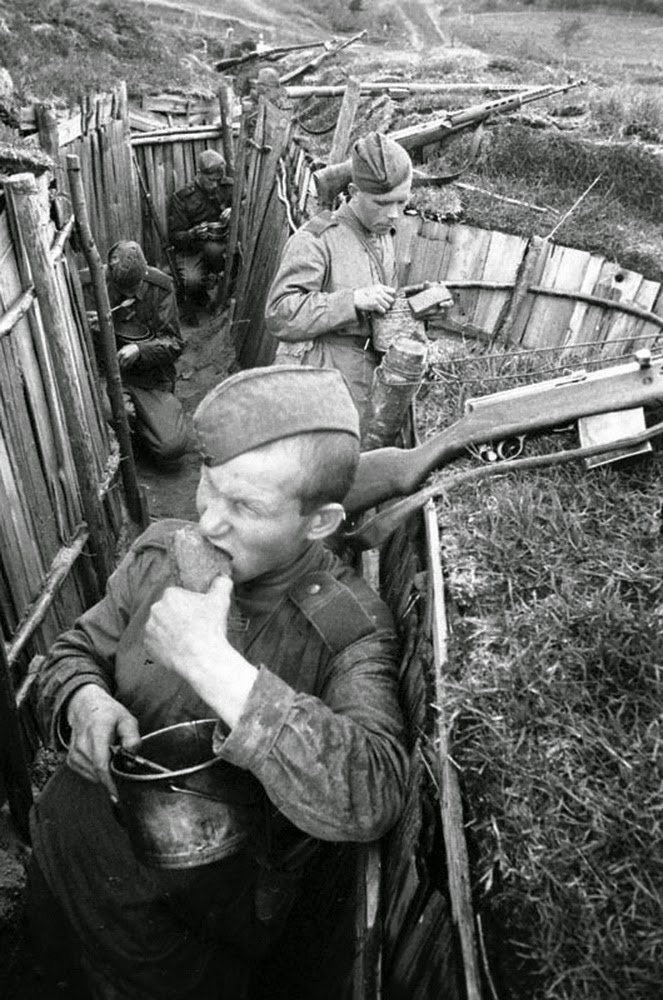 Быт солдата войны. Советские солдаты в окопах 1941. ВОВ В окопах на фронте 1941-1945.