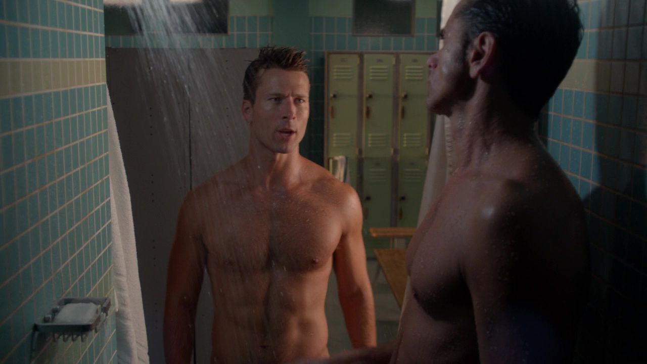 Glen Powell and John Stamos shirtless in Scream Queens 2-02 "Warts and...