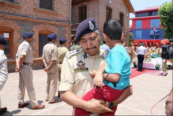 Srinagar SSP breaks down as he carries martyred cop's son at wreath-laying ceremony, Srinagar, News, Dead Body, Social Network, Photo, Police, Gun attack, Jammu, National