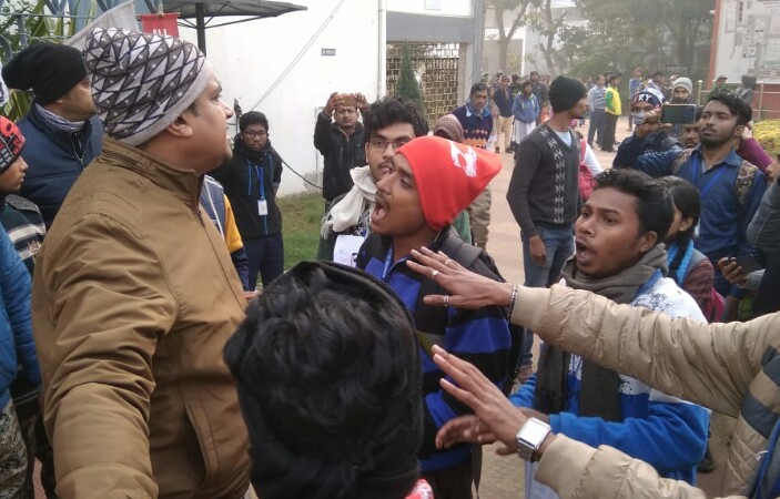 বামেদের ডাকা বনধে অংশ নেওয়ায় মেদিনীপুর কলেজের এক পড়ুয়াকে ব্যাপক মারধর করার আভিযোগ উঠল তৃণমূল ছাত্র পরিষদের বিরুদ্ধে 2 বামেদের ডাকা বনধে অংশ নেওয়ায় মেদিনীপুর কলেজের এক পড়ুয়াকে ব্যাপক মারধর করার আভিযোগ উঠল তৃণমূল ছাত্র পরিষদের বিরুদ্ধে