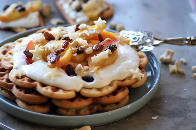 Waffeln mit Bratapfel und Vanille Creme