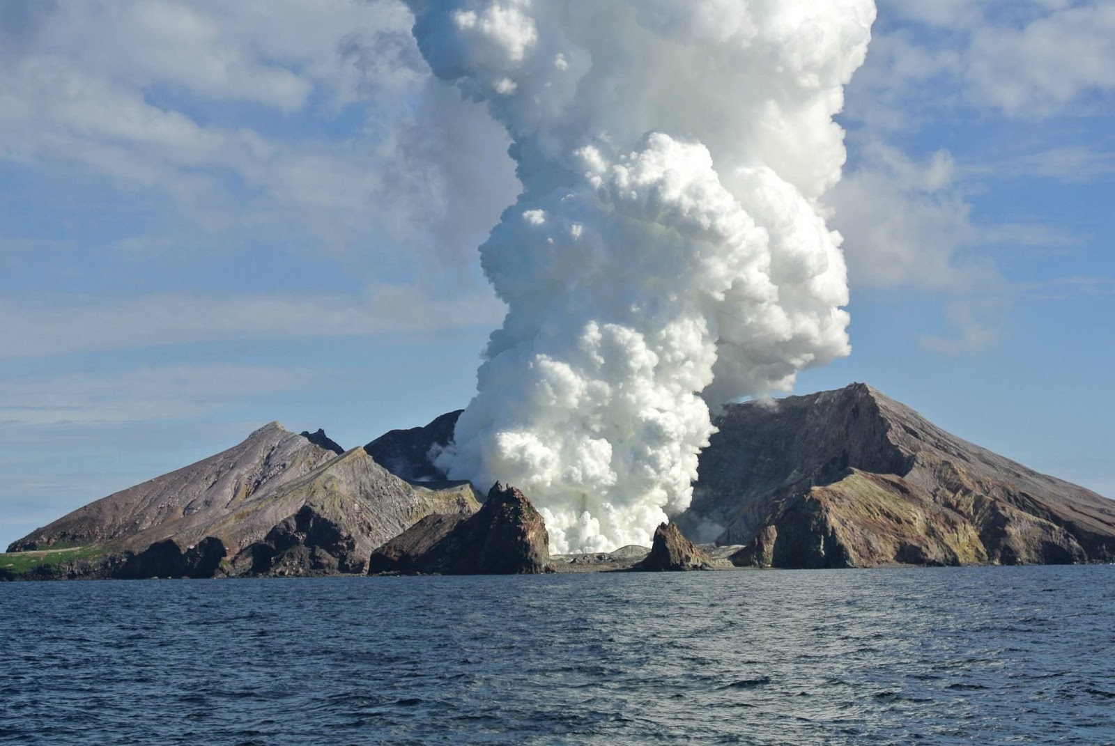 New Zealand eruption No survivors on White Island after volcano suddenly erupts, say police