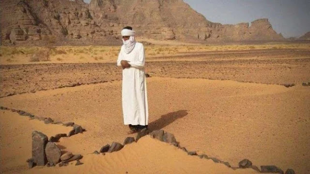 Misteri di Balik Foto Pria Khusyuk Salat di Gurun Pasir Misteri di Balik Foto Pria Khusyuk Salat di Gurun Pasir