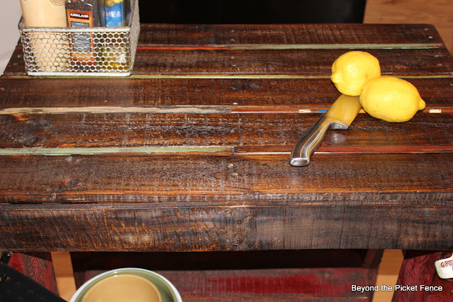 DIY, kitchen Island, Pallet, DIY, build it. reclaimed, http://bec4-beyondthepicketfence.blogspot.com/2012/04/pallet-island.html