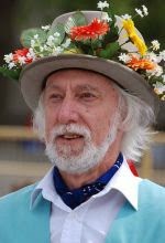 Reisefotograf Axel L. Gilmore mit Auszeichnung auf dem Kopf