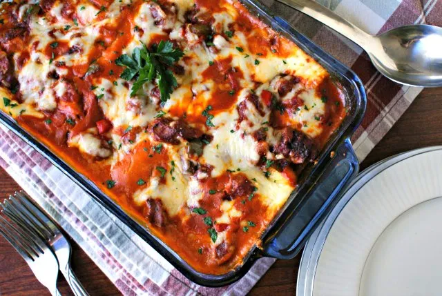 Sausage, Peppers, and Onions Stuffed Shells | thetwobiteclub.com