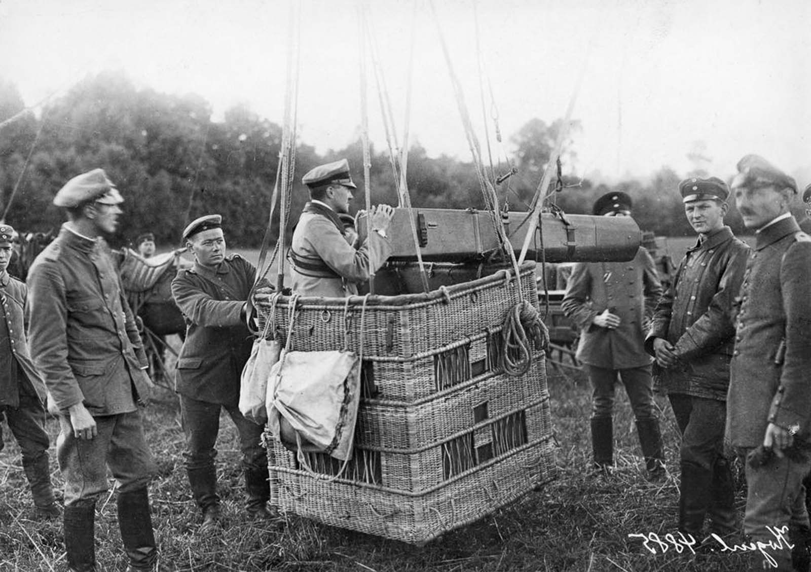 Egy távolsági kamerával felszerelt német megfigyelő léggömb.  1916.