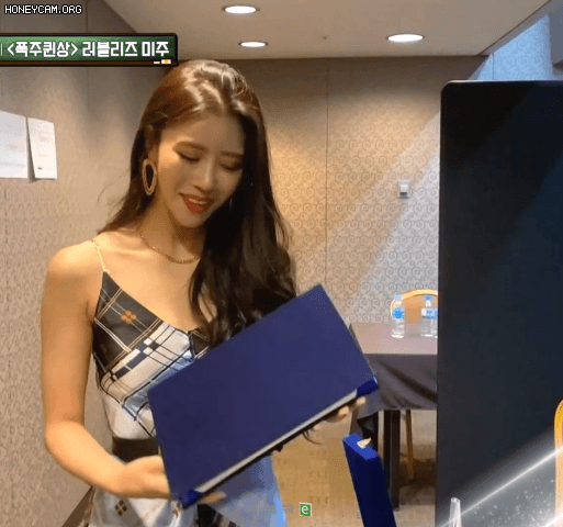 [연예] [움짤]         [러블리즈] 폭주퀸상 받은 청순 도도 퀸미주 -  와이드섬
