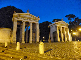 Entrada da Villa Borghese de noite