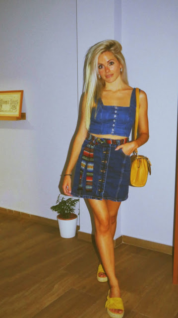 Alejandra Colomera con top vaquero, falda vaquera y cinturón estilo azteca recreando un look de los 2000