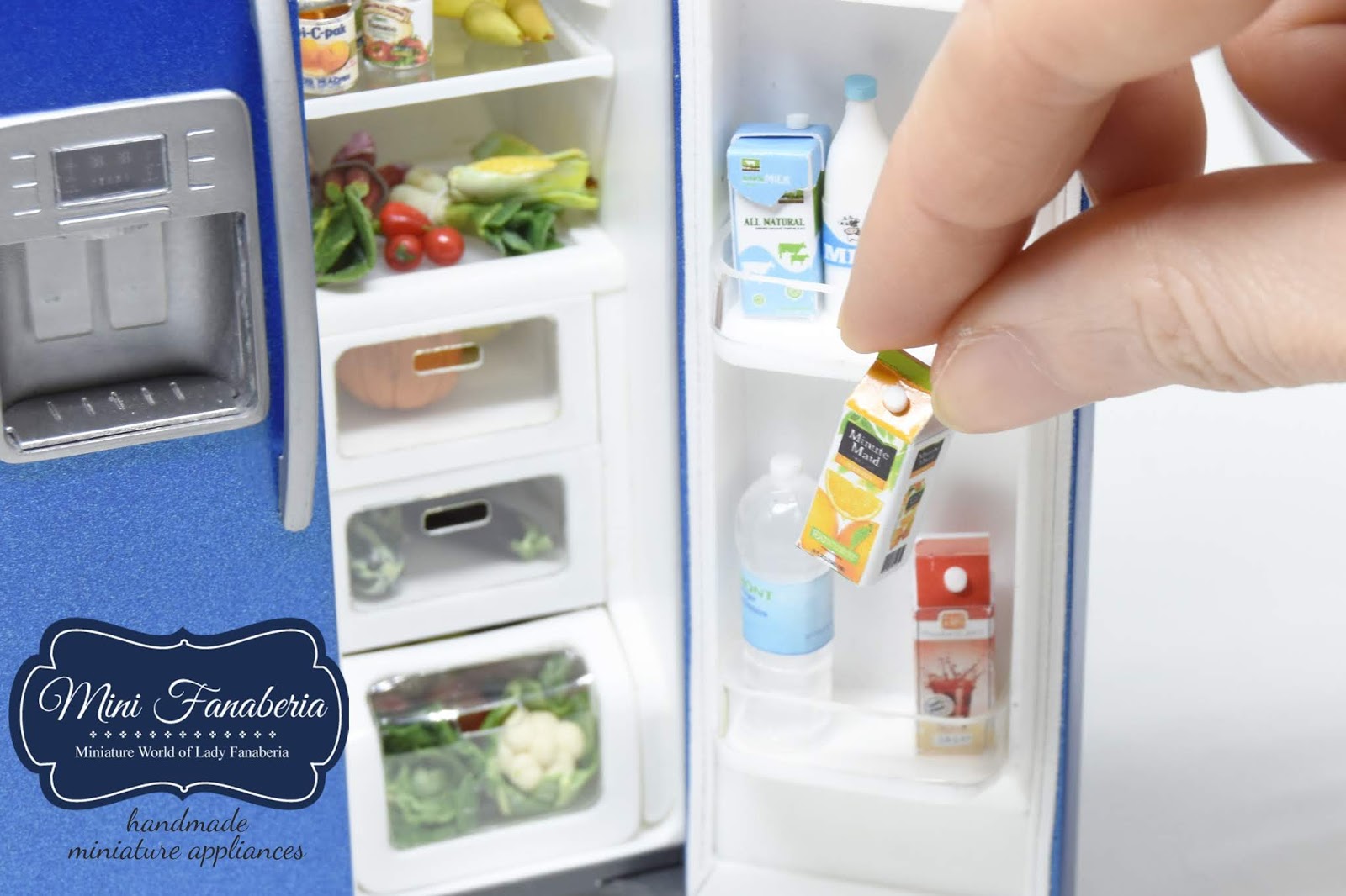 MiniFanaberia Miniature refrigerator with working lights