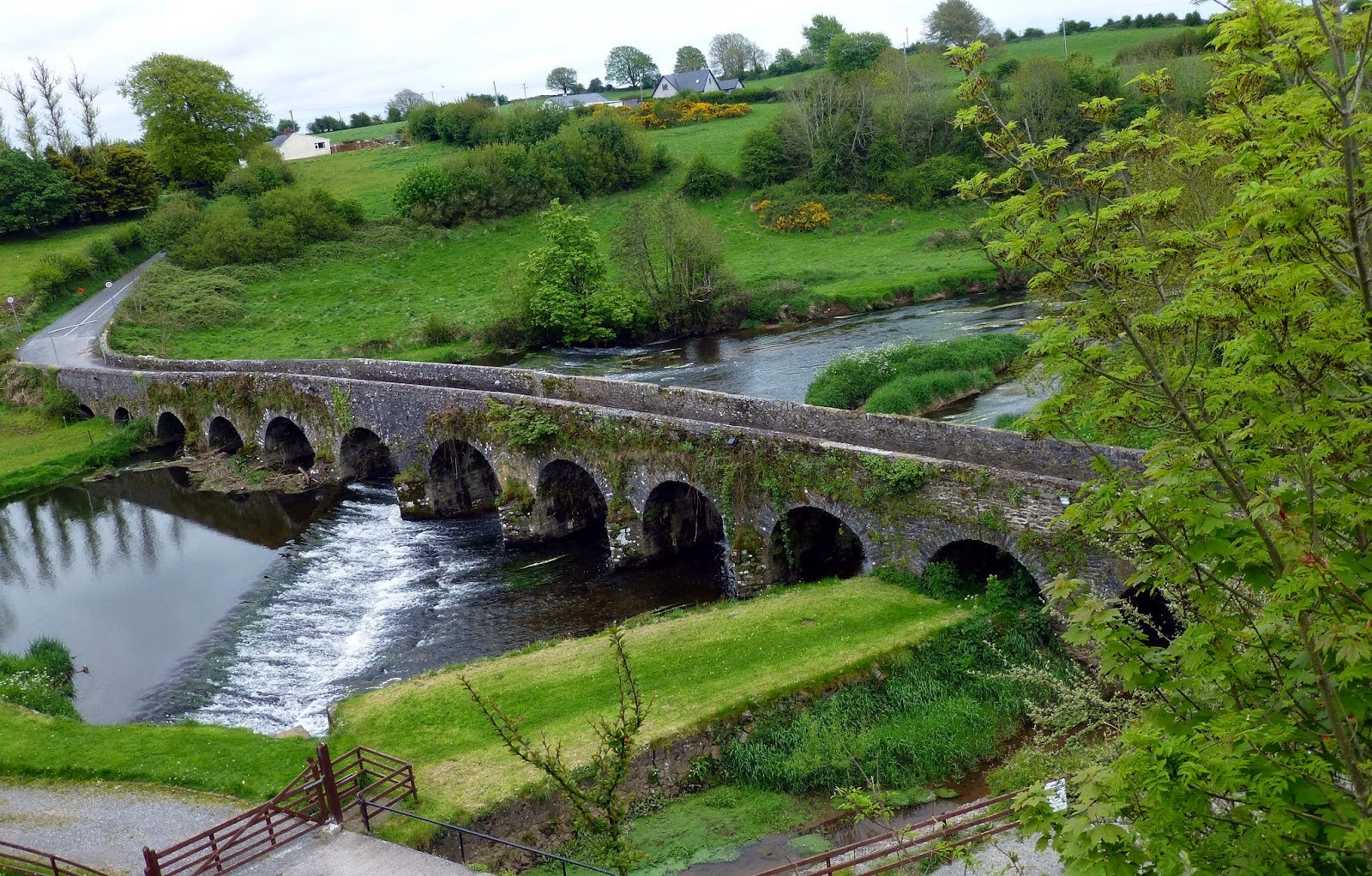 Старинный каменный мост. Каменный мост Лотарингия. Олд бридж. Ирландия олдбрилж Эстейт Дрохеда. Каменный мост в городе Ситан.
