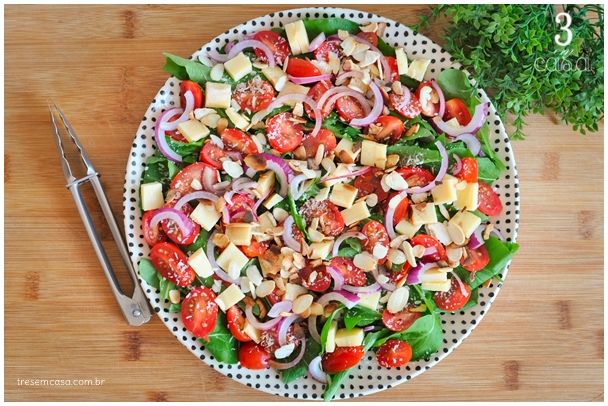 salada de rúcula com cebola