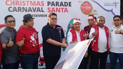 Warga Antusias Ambil Bagian Dalam Parade Santa Christmas Festival