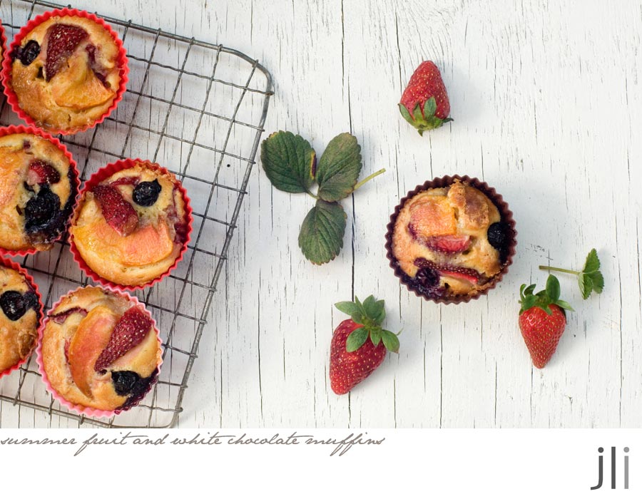 summer fruit and white chocolate muffins / DELICIOUS BITES