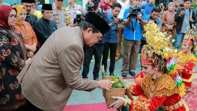 Tari Sekapur Sirih Sejarah Gerak Kostum Keunikan Dan Daerahnya Mediasiana Com Media Pembelajaran Masakini