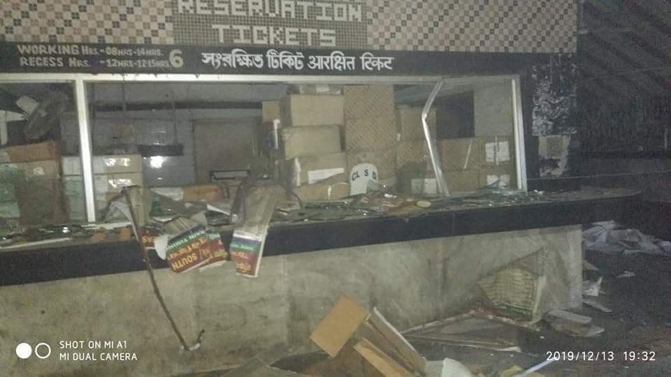 লুটেরাদের হাতে উলুবেড়িয়া স্টেশন, স্টেশনের কাউন্টার থেকে লুট চার লাখ টাকা, ভাঙচুর ৮`টি কম্পিউটার 2 লুটেরাদের হাতে উলুবেড়িয়া স্টেশন, স্টেশনের কাউন্টার থেকে লুট চার লাখ টাকা, ভাঙচুর ৮`টি কম্পিউটার