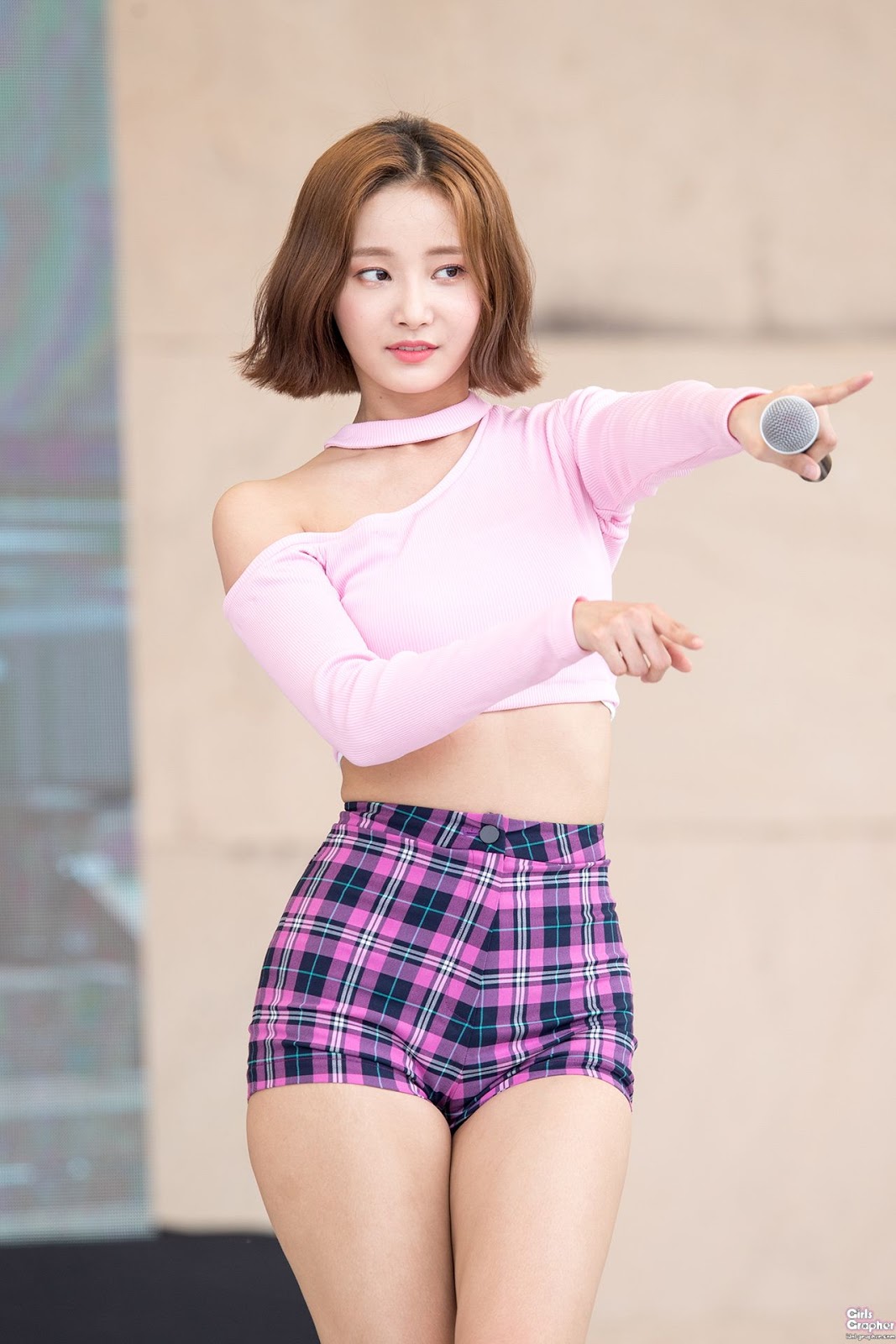 MOMOLAND Yeonwoo makes her fan cry for more photos.
