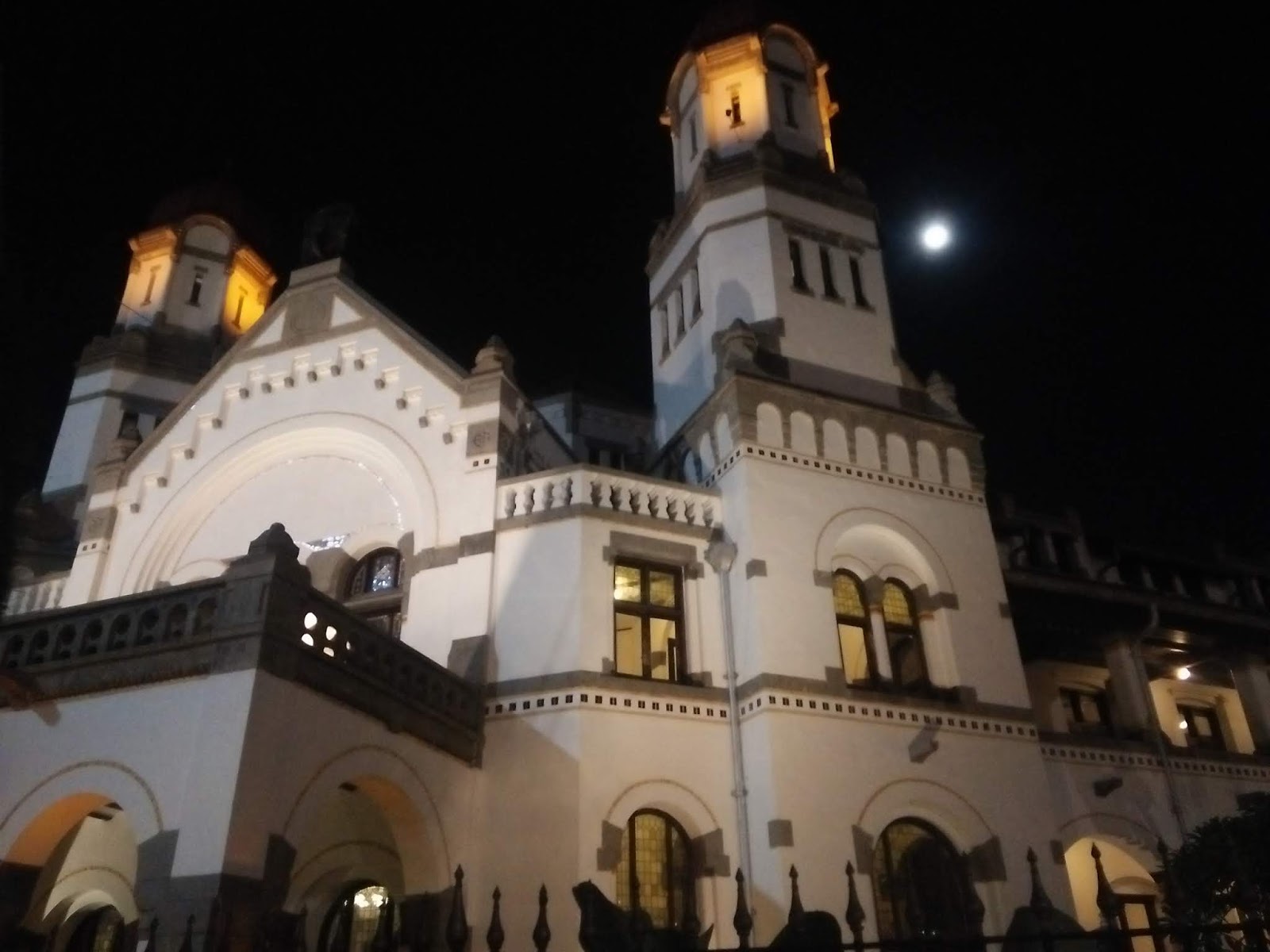 Menikmati Keindahan Lawang Sewu Di Malam Hari Seuntai Kata Dan