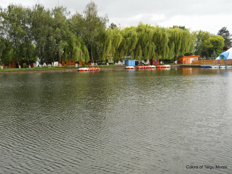 Canal pentru ambarcatiuni. Strandul Weekend din Targu Mures.