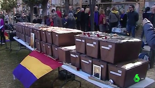 Emoción y alivio en Paterna durante la entrega de restos de familiares fusilados durante el franquismo Emoción y alivio en Paterna durante la entrega de restos de familiares fusilados durante el franquismo