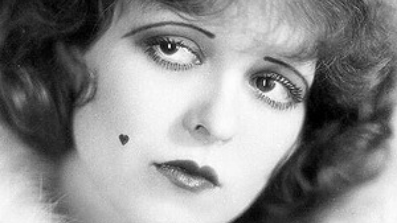 Atriz Clara Bow com sobrancelha fina, um traços da maquiagem de 1920
