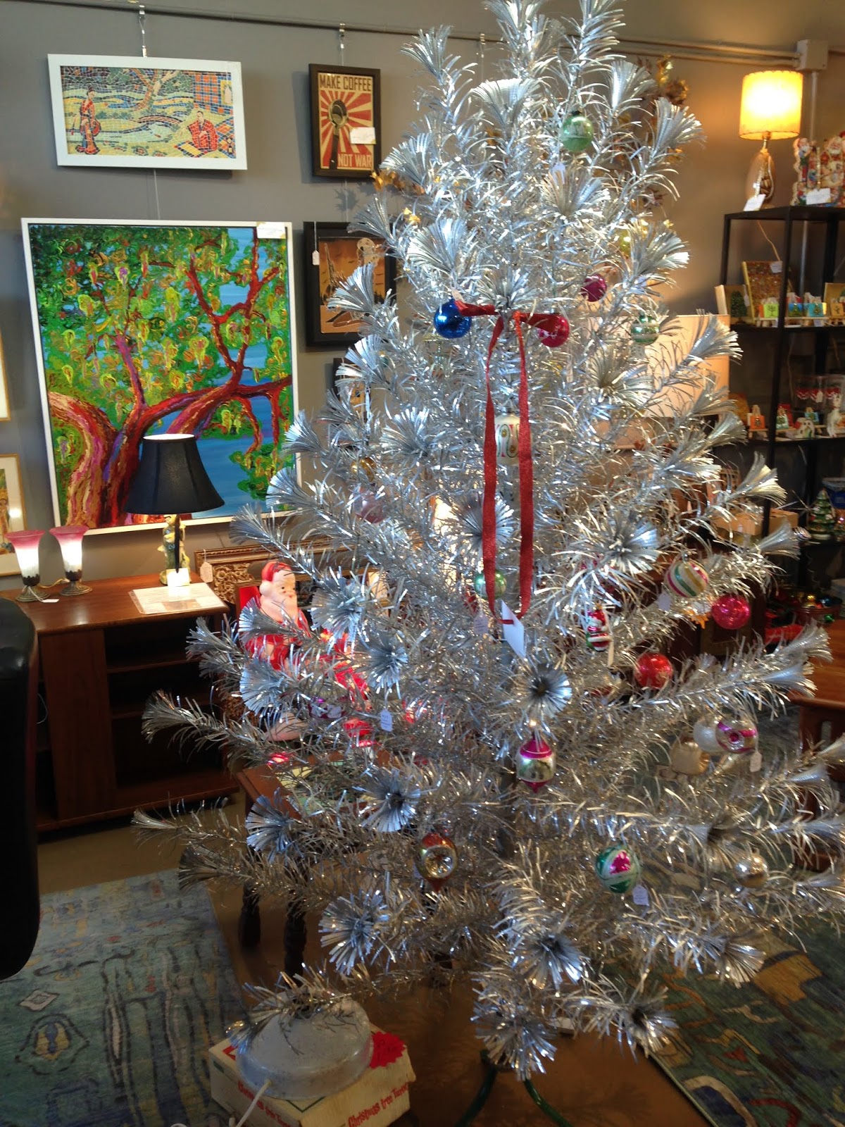 Palm Springs Antique Mall off Sunny Dunes | Christmas display, Christmas crafts to make