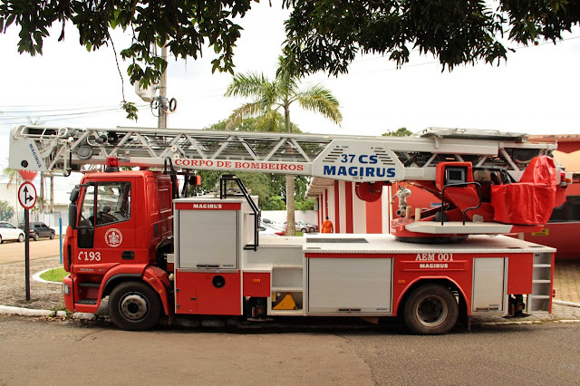 Bombeiros são acionados para retirar jovem alucinado em telhado de empresa