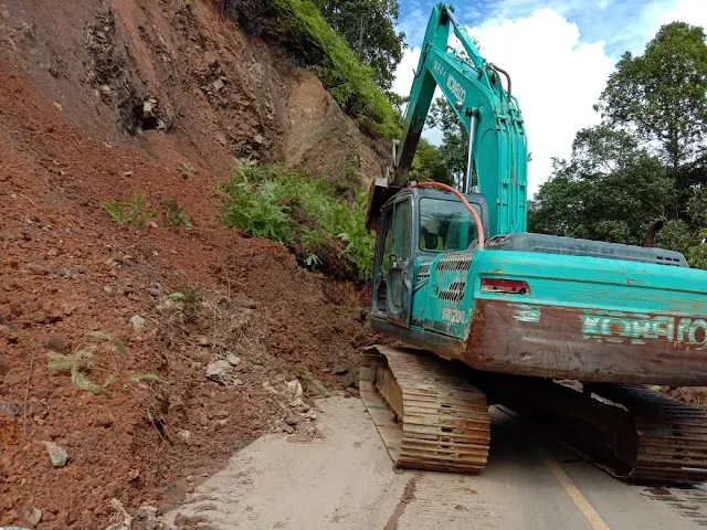 Arus Lalin Kembali  Lancar, Alat Berat Excavator Masih Beroperasi  Pasca Longsor Di Jalan Nasional Tarutung - Sibolga