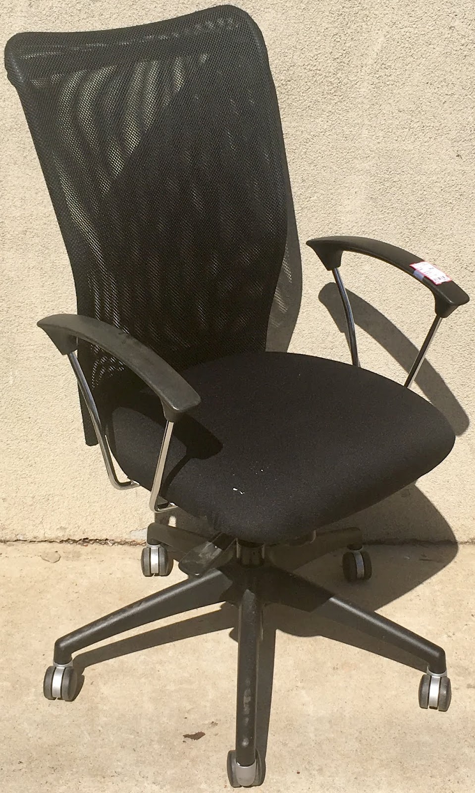 Uhuru Furniture & Collectibles 467323 Black Desk Chair with Arms