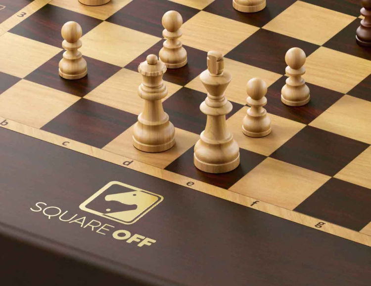 Peças de xadrez se movem sozinhas em tabuleiro inteligente 