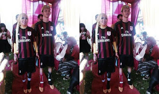 Unik! Sepasang Pengantin ini Hebohkan Netizen Karena Memakai Jersey Tim Sepak Bola Italia saat Pernikahannya. Unik! Sepasang Pengantin ini Hebohkan Netizen Karena Memakai Jersey Tim Sepak Bola Italia saat Pernikahannya.
