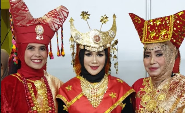 Pakaian Adat Provinsi Sumatera Barat - Bundo Kanduang Pakaian Adat Provinsi Sumatera Barat - Bundo Kanduang