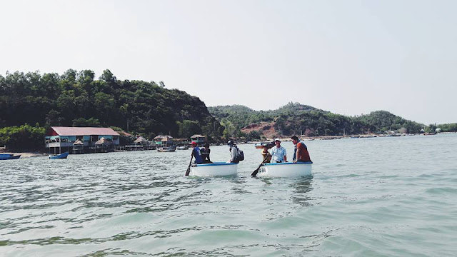 bơi thuyền thúng trên vịnh Xuân Đài bơi thuyền thúng trên vịnh Xuân Đài