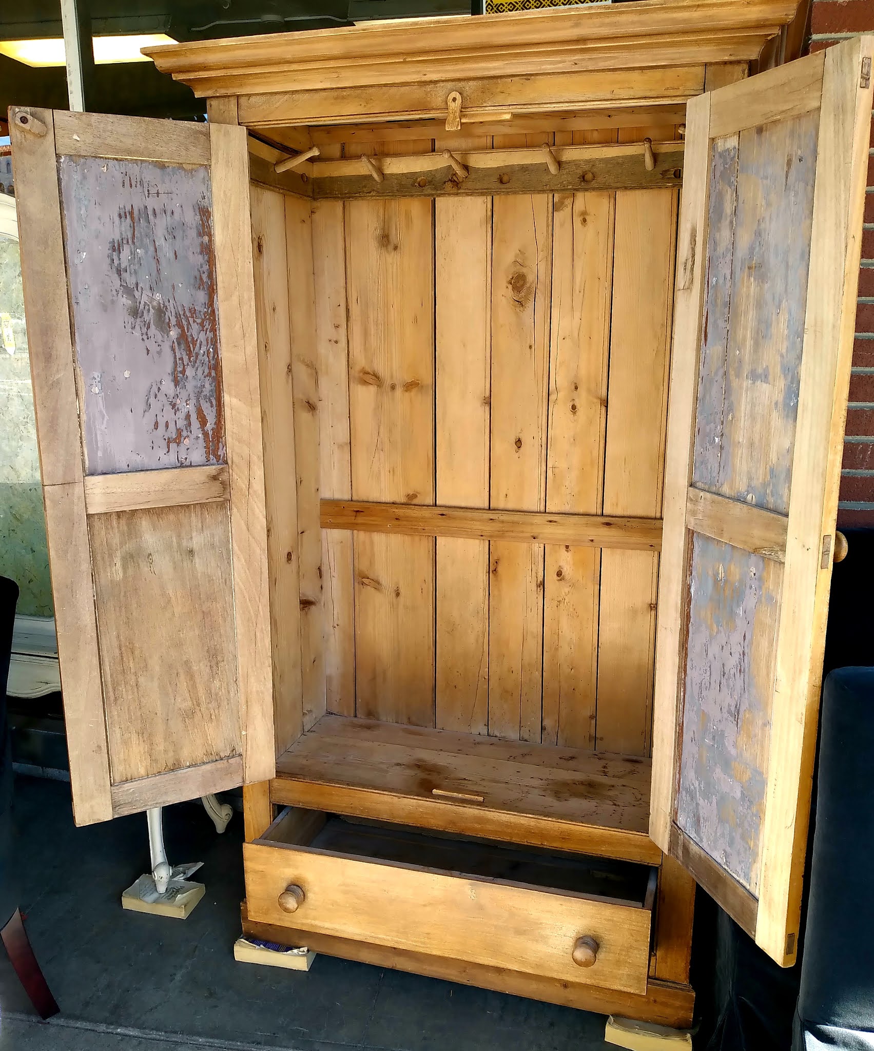 UHURU FURNITURE & COLLECTIBLES SOLD 100409 Rustic Country Style