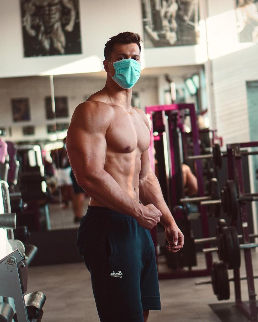 strong-shirtless-gym-muscle-hunk-paul-unterleitner-big-biceps-face-mask