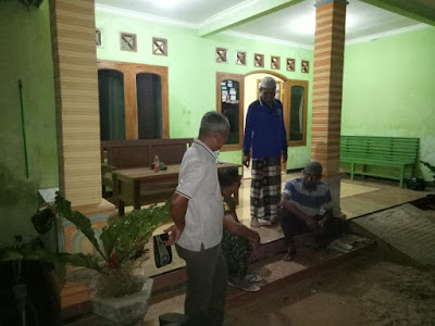 ANGGOTA SATGAS TMMD SEMANGATI WARGA UTK RONDA JAGA KEAMANAN KAMPUNG