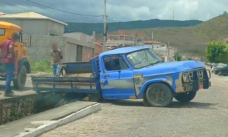 Caminhonete cai em 'valetão' do bairro Jacobina 3