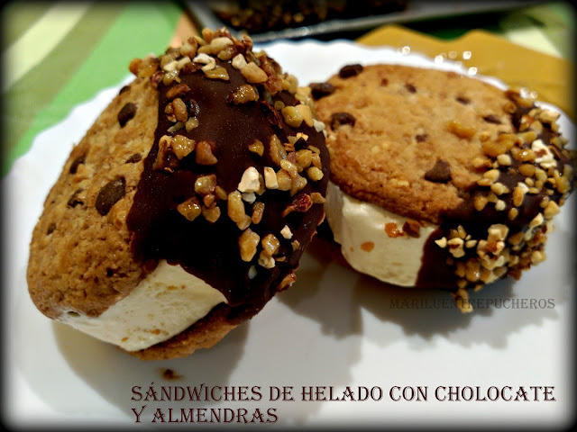 Sándwiches De Helado Con Chocolate Y Almendras
