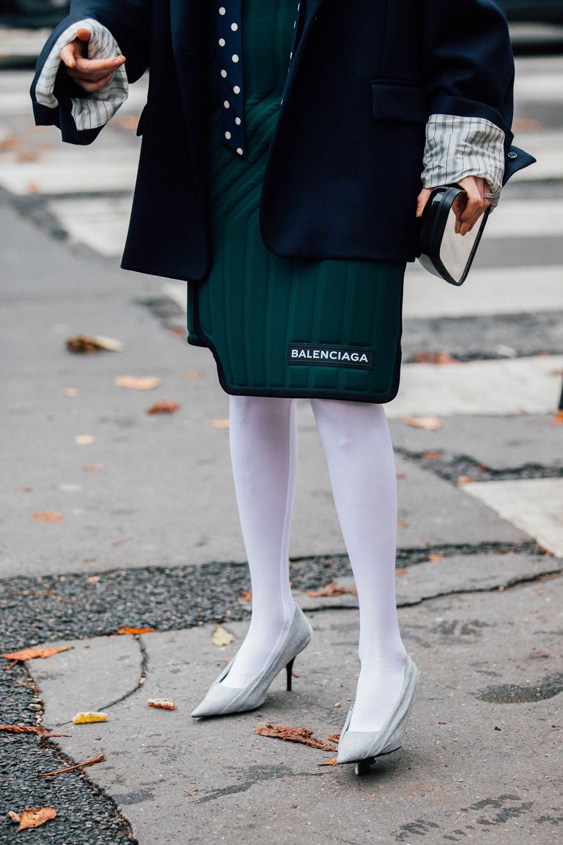 Белое платье с колготками. Белые ботинки с черными колготками. Белые туфли с черными колготками. Белые колготки стрит стайл. Белок платье и черняе колготки.