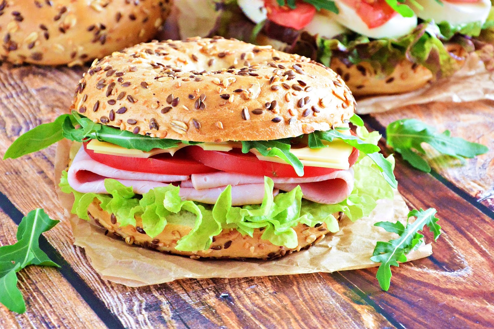 BAJGLE Z SZYNKĄ I SOSEM SEROWOCZOSNKOWYM. Zobacz prosty przepis MOJA