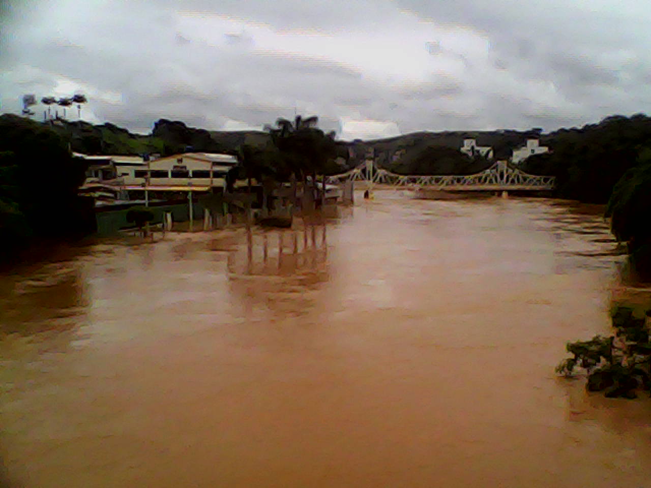 Rio Pomba começa a baixar mas