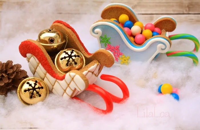 Decorated 3D gingerbread sleighs