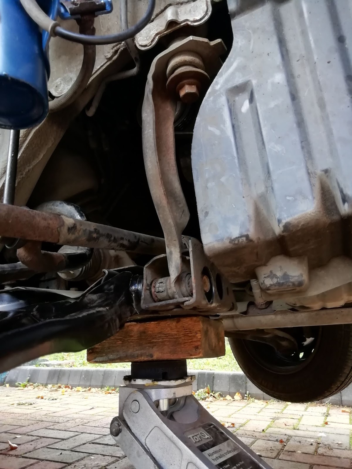 Changing the wishbones (front lower axle arms) and subframe support bracket