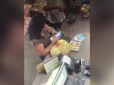 Mujer roba la cartera de un vendedor de dulces y es grabada