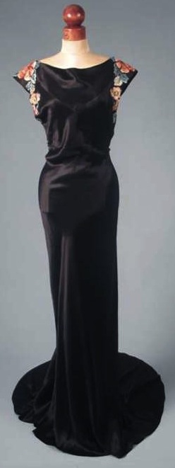 Gail Carriger in Dallas in a Black Flippy Dress
