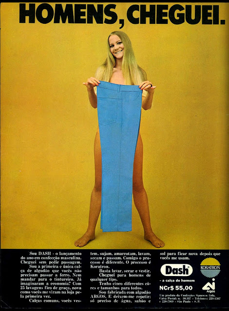 Propaganda das Calças Dash nos anos 70 com uma mulher aparentemente nua apresentando a calça.