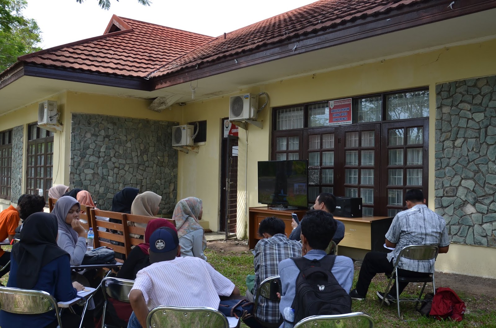 Para Mahasiswa juga ikut nonton bareng di layar televisi yang disediakan diluar Vidcom